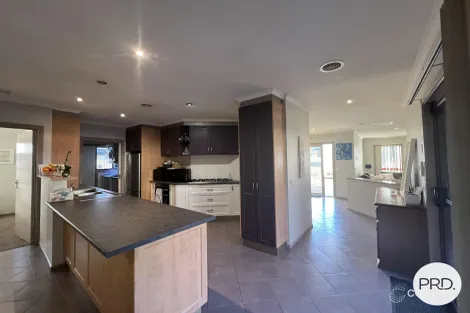 Property photo of 16 Stonehaven Circuit Queanbeyan East NSW 2620