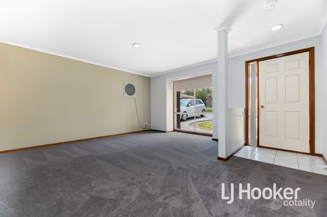 Property photo of 19 Adelaide Close Berwick VIC 3806