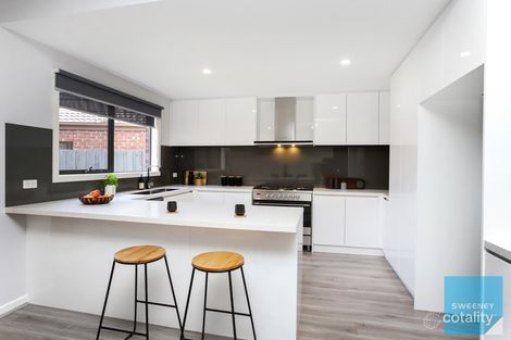 Property photo of 15 Henderson Circuit Aintree VIC 3336