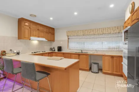 Property photo of 6 Joseph Banks Crescent Endeavour Hills VIC 3802