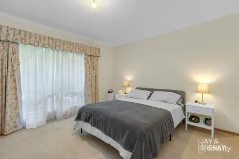 Property photo of 6 Joseph Banks Crescent Endeavour Hills VIC 3802