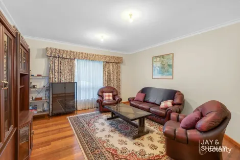 Property photo of 6 Joseph Banks Crescent Endeavour Hills VIC 3802