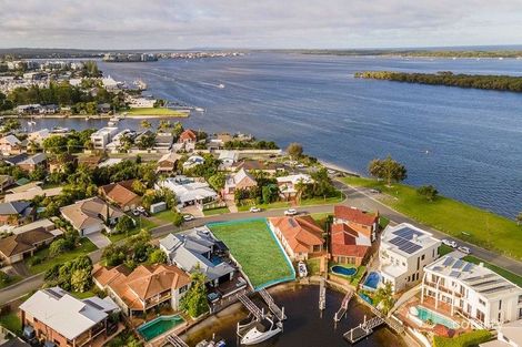 6 Torio Pl, Runaway Bay, QLD 4216