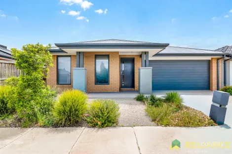 16 Castle Rd, Thornhill Park, VIC 3335