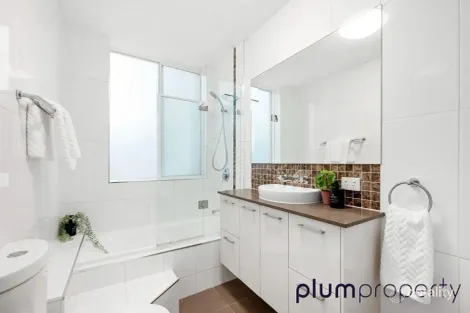 Property photo of 1/82 Macquarie Street St Lucia QLD 4067