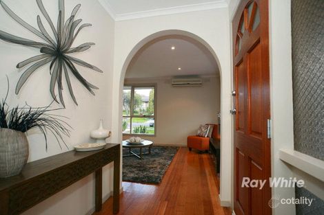 Property photo of 5 Eddington Place Endeavour Hills VIC 3802