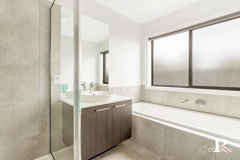 Property photo of 2 Eastlakes Boulevard Lara VIC 3212