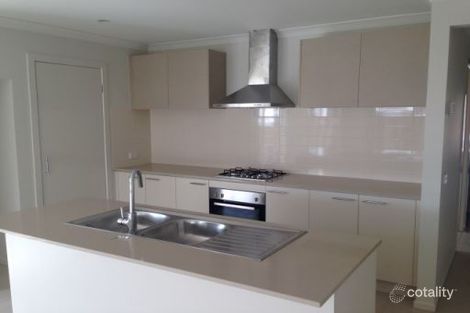 Property photo of 21 Royaloak Crescent Cranbourne East VIC 3977