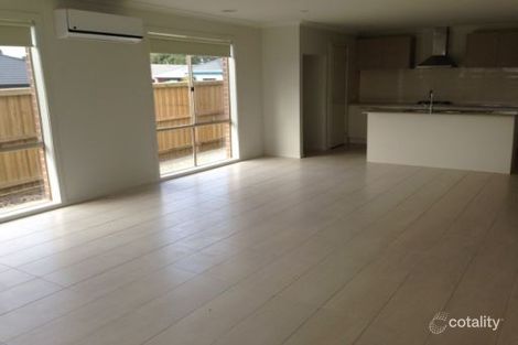 Property photo of 21 Royaloak Crescent Cranbourne East VIC 3977