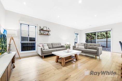 Property photo of 11 Barrier Reef Circuit Endeavour Hills VIC 3802