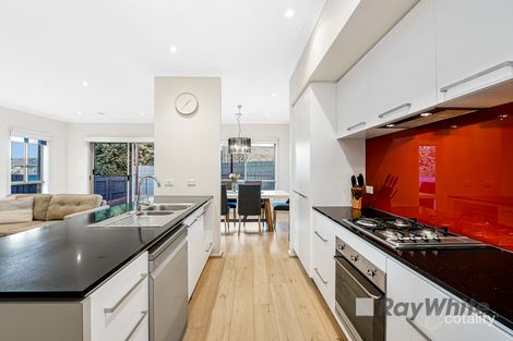 Property photo of 11 Barrier Reef Circuit Endeavour Hills VIC 3802