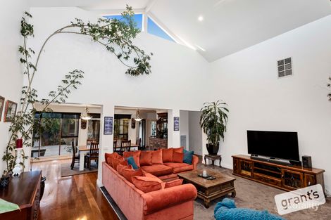 Property photo of 8 Piccadilly Court Narre Warren South VIC 3805