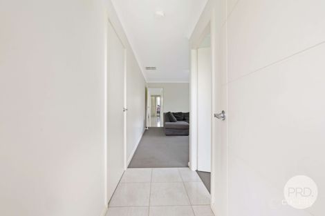 Property photo of 5 Rosehill Place Hillvue NSW 2340