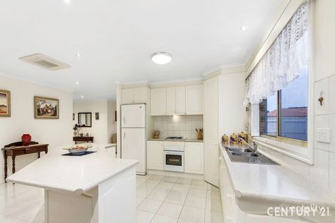 Property photo of 6 Lind Place Caroline Springs VIC 3023