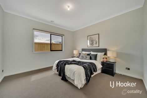 Property photo of 28 Cheddington Road Cranbourne East VIC 3977