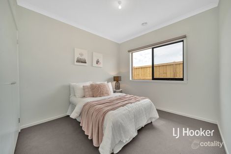 Property photo of 28 Cheddington Road Cranbourne East VIC 3977