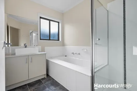 Property photo of 37 Pomegranate Way Pakenham VIC 3810