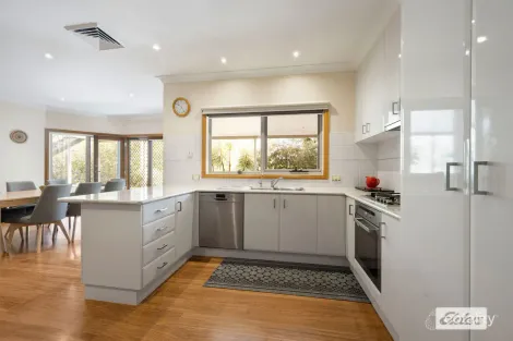 Property photo of 10 Innisfree Drive West Wodonga VIC 3690