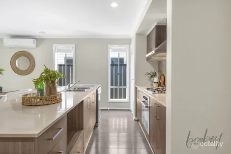 Property photo of 44 Peppertree Parade Craigieburn VIC 3064