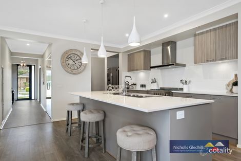 Property photo of 3 Clangula Court Endeavour Hills VIC 3802