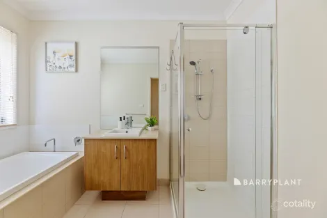 Property photo of 17 Hollyrood Drive Berwick VIC 3806