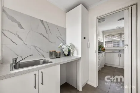Property photo of 2/83 Snell Grove Oak Park VIC 3046