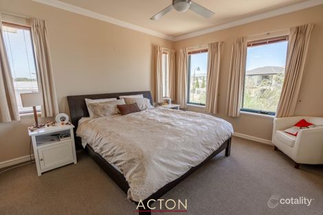 Property photo of 18 Seaview Place Wannanup WA 6210