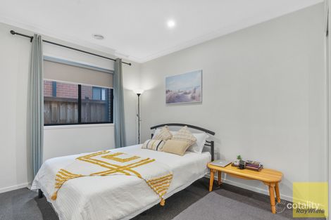 Property photo of 12 Bunsen Way Truganina VIC 3029