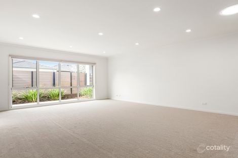 Property photo of 8 Hillcrest Lane Avondale Heights VIC 3034