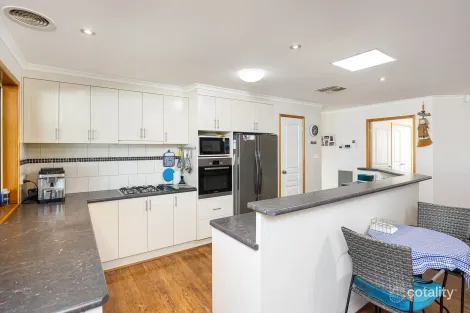 Property photo of 24 Yanko Crescent Bourkelands NSW 2650