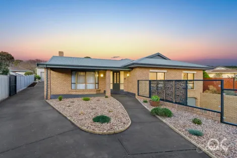 Property photo of 2 Harbury Court Onkaparinga Hills SA 5163