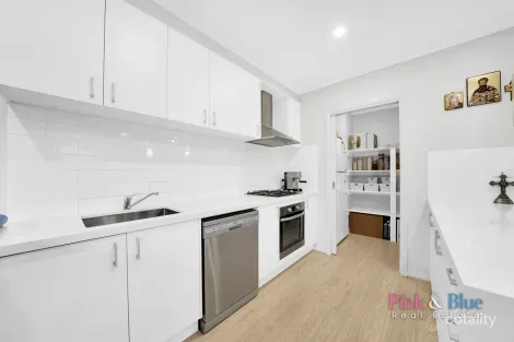 Property photo of 17 Rosette Crescent Rockbank VIC 3335