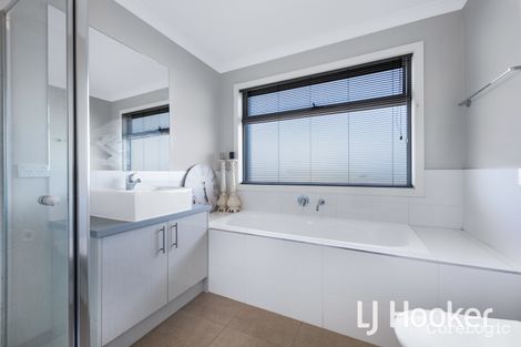 Property photo of 14 Rocket Lane Cranbourne North VIC 3977