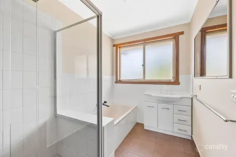 Property photo of 20 Langham Road Wendouree VIC 3355