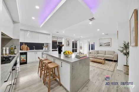 Property photo of 44 Embleton Chase Weir Views VIC 3338
