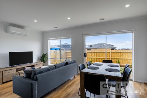 11 Graded St, Manor Lakes, VIC 3024