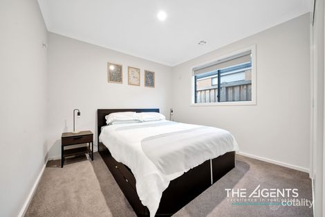 Property photo of 18 Yates Avenue Truganina VIC 3029