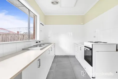 2 ALLANBY GR, BENTLEIGH EAST, VIC 3165