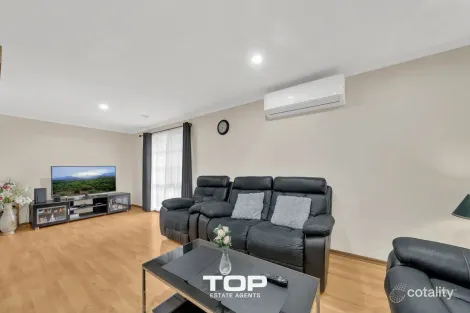 Property photo of 12 Cumquat Court Cranbourne North VIC 3977