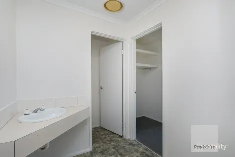 Property photo of 63 Redditch Crescent Deer Park VIC 3023