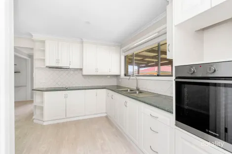 Property photo of 21 Pinaroo Drive Glenfield Park NSW 2650