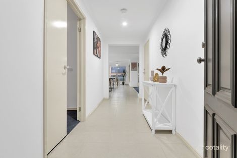 Property photo of 17 Dawson Crescent Manor Lakes VIC 3024