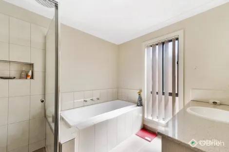 Property photo of 4 Rosella Avenue Pakenham VIC 3810