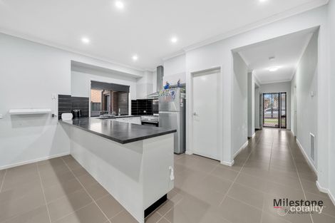 Property photo of 18 White Gum Way Cranbourne North VIC 3977