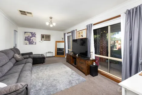 Property photo of 21 Bamarook Crescent Glenfield Park NSW 2650
