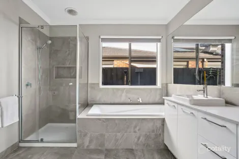 Property photo of 245 Warralily Boulevard Armstrong Creek VIC 3217