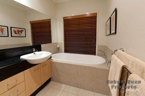 Property photo of 38 Lakeside Circuit Sinnamon Park QLD 4073