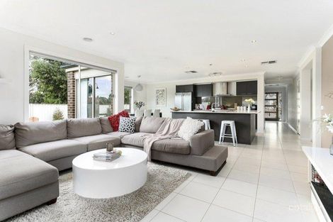 Property photo of 21 Arinya Close Ascot VIC 3551