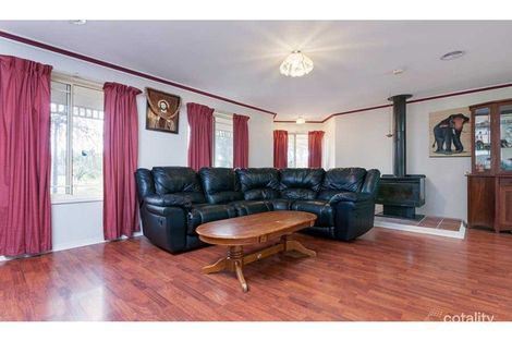 Property photo of 19 Yarcombe Crescent Craigieburn VIC 3064