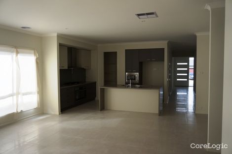 Property photo of 15 Phoenix Grove Fraser Rise VIC 3336